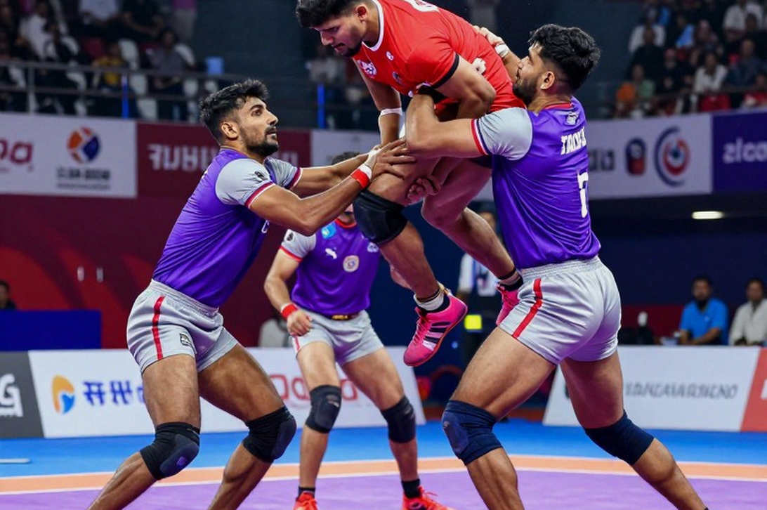 कबड्डी का बहीखाता: जो फ़ैसले मैदान पर नहीं, मापने वाले के हाथ में होते हैं